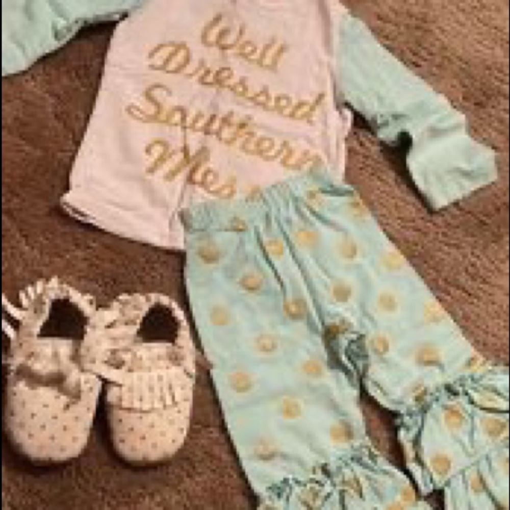 Boutique outfit size Xs fits 18-2t. Shoes and headband bow. Full outfit.